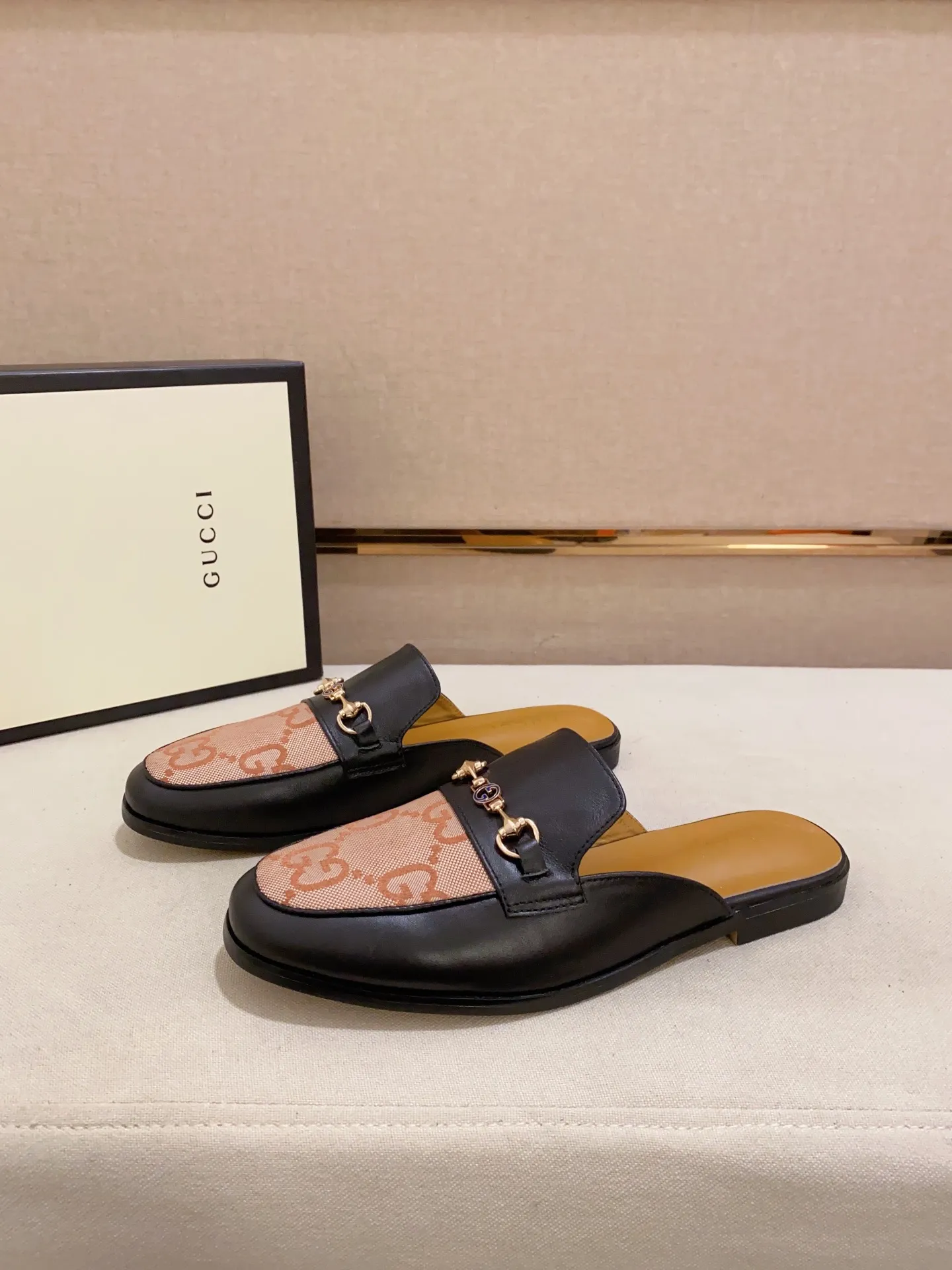 Men's shoes 💰: 380💰 (Gucci). The latest trendy shoes, casual Baotou mops, popular in physical stores, sizes 38-44. New and comfortable, imported custom-made original cowhide, with unique sequin element design. With sheepskin lining, original bottom, high-end packaging and high quality💪Details determine the quality, you can enter and leave the counter at will, welcome to compare!